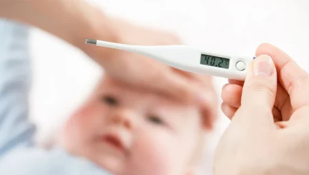 Bebeklerde Ateşi Düşürmenin 15 Doğal ve Güvenli Yolu