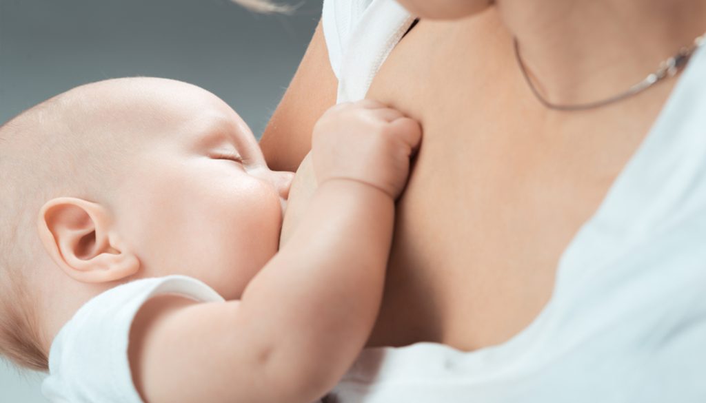 Anne sütü, bebeklerin ilk altı ay boyunca hayati bir öneme sahiptir. Emzirmenin, anne ve bebek üzerinde birçok olumlu etkisi vardır. 