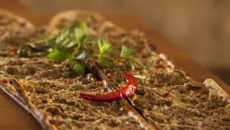 Konya Usulü Etli Ekmek Nasıl Yapılır?