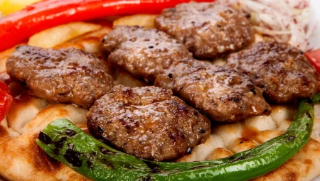 Lezzetli Köfte Tarifi: Aile Sofralarının Vazgeçilmezi